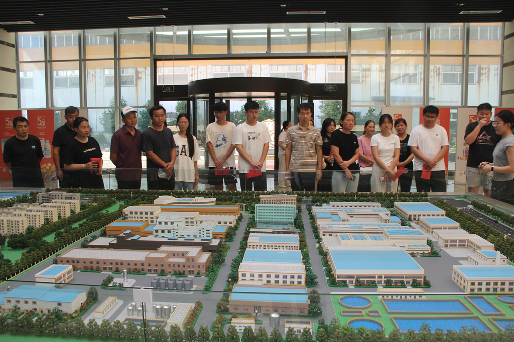 20250819情系職工子女  助力夢想啟航——潔晶集團舉行職工子女高考獎學金發放儀式4_1