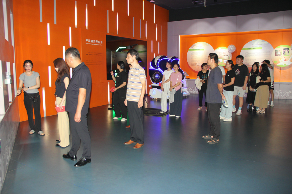 20250819情系職工子女  助力夢想啟航——潔晶集團舉行職工子女高考獎學金發放儀式7_1